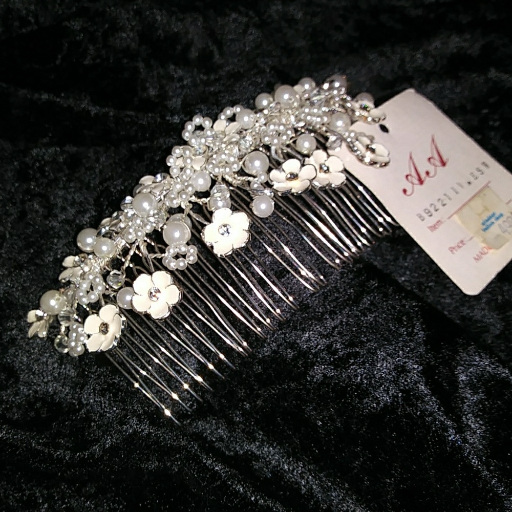 Hair comb with diamond and pearls